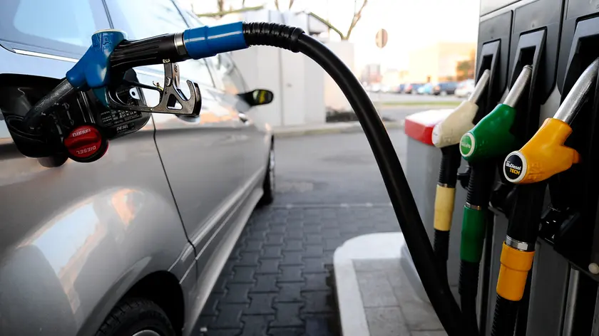 Automobilista risarcita dal distributore per i danni causati dalla benzina impura