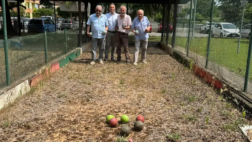 Il presidente del Gruppo Anziani di Giarre insieme ad alcuni amici nel vecchio bocciodromo