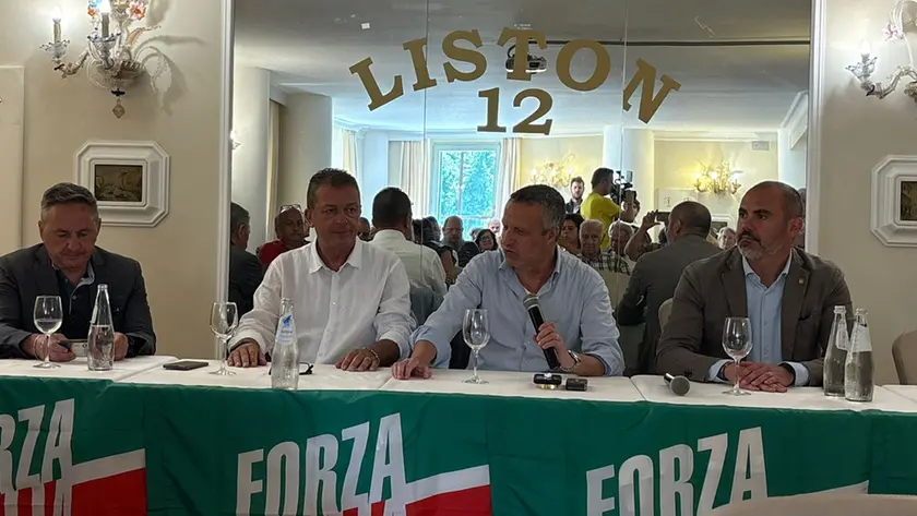 Al centro Flavio Tosi e Luca Coletto lunedì 23 giugno in occasione dell'ingresso in Forza Italia di quest'ultimo