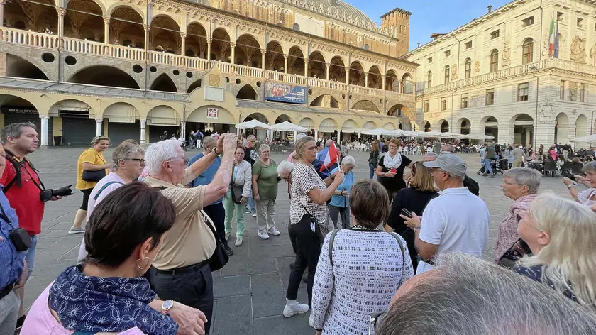 Turisti in centro storico a Padova