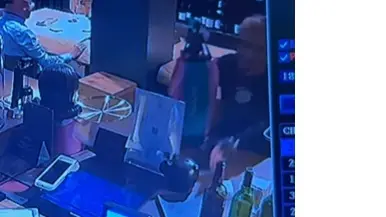 Un fermo immagine del ladro in azione