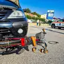 La bici incastrata sotto l'auto lungo la statale 16 a Stanghella