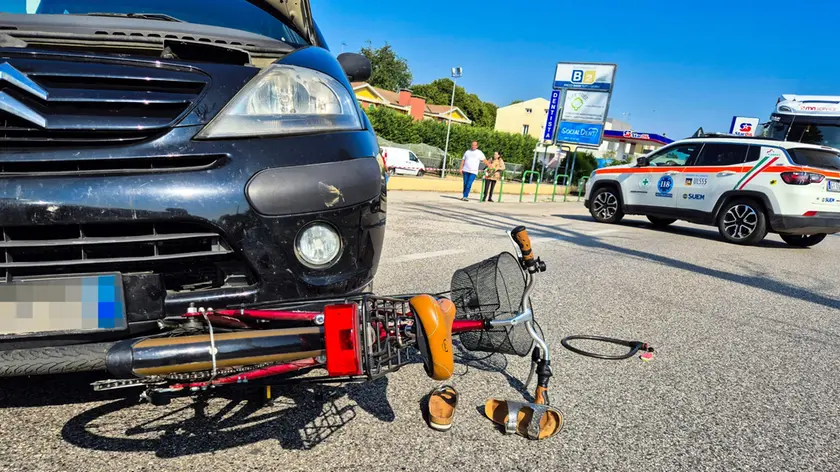 La bici incastrata sotto l'auto lungo la statale 16 a Stanghella