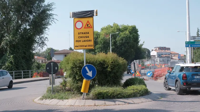 Via Ariosto, ponte chiuso