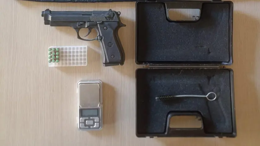 La pistola con cui sono stati esplosi i colpi
