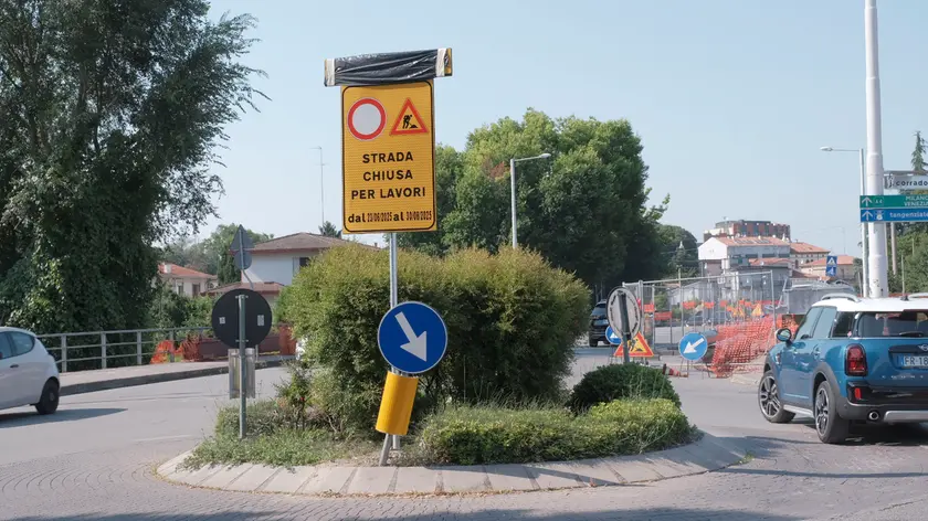 Il cartello di una deviazione stradale per il cantiere in via Ariosto a Padova