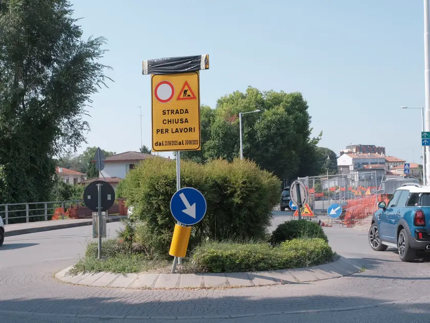 Il cartello di una deviazione stradale per il cantiere in via Ariosto a Padova
