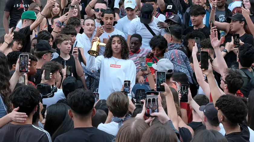 Il rapper Baby Touche in un video