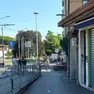 La finestra caduta da un palazzo sulla strada che costeggia il cavalcavia Borgomagno