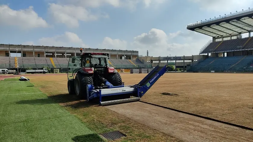 Lavori di sistemazione del manto erboso eseguiti in passato allo stadio Euganeo