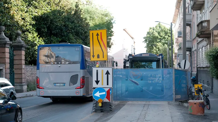 Il cantiere del tram in via Falloppio resta a doppio senso (foto Bianchi)