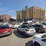 Traffico intenso intorno alla rotonda “a fagiolo”, sullo sfondo l’hotel Biri (fotoservizio agenzia Bianchi)