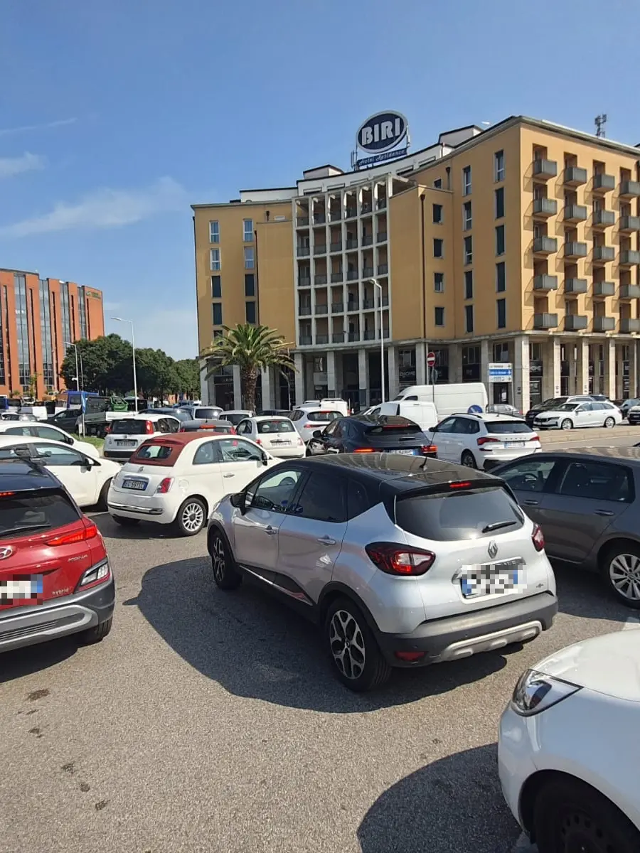 Traffico intenso intorno alla rotonda “a fagiolo”, sullo sfondo l’hotel Biri (fotoservizio agenzia Bianchi)