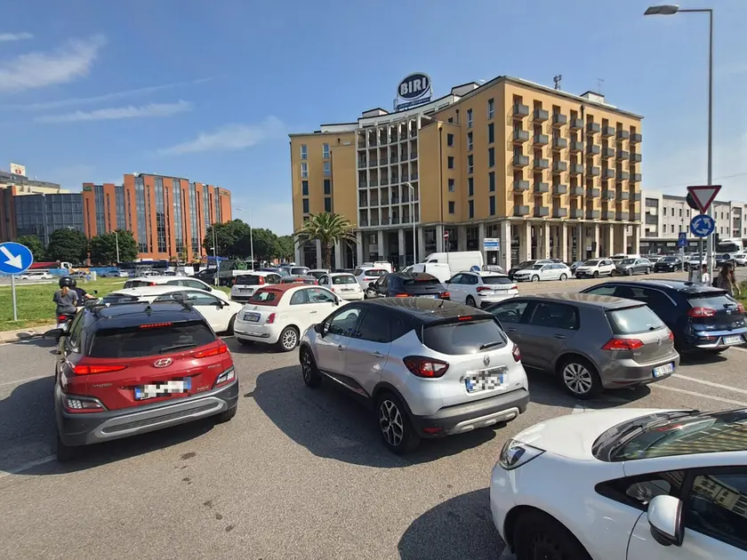 Traffico intenso intorno alla rotonda “a fagiolo”, sullo sfondo l’hotel Biri (fotoservizio agenzia Bianchi)