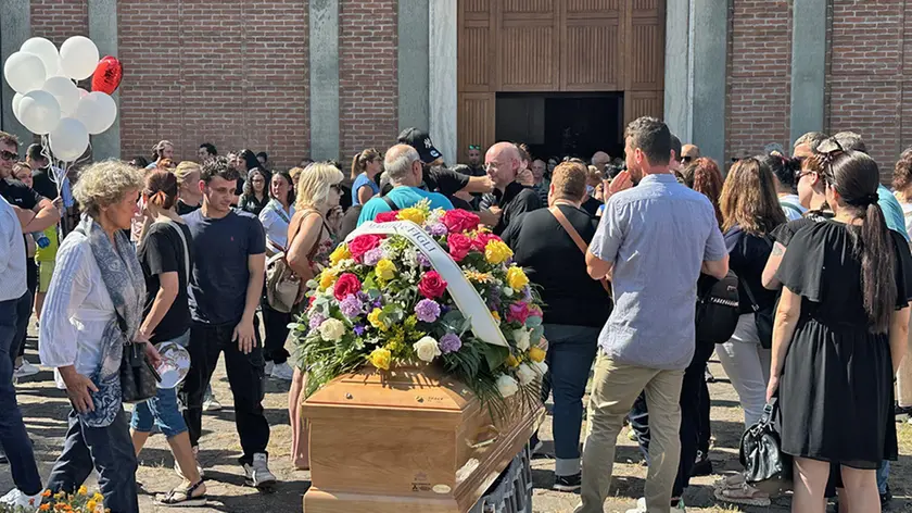 Un momento del funerale (foto Piran)