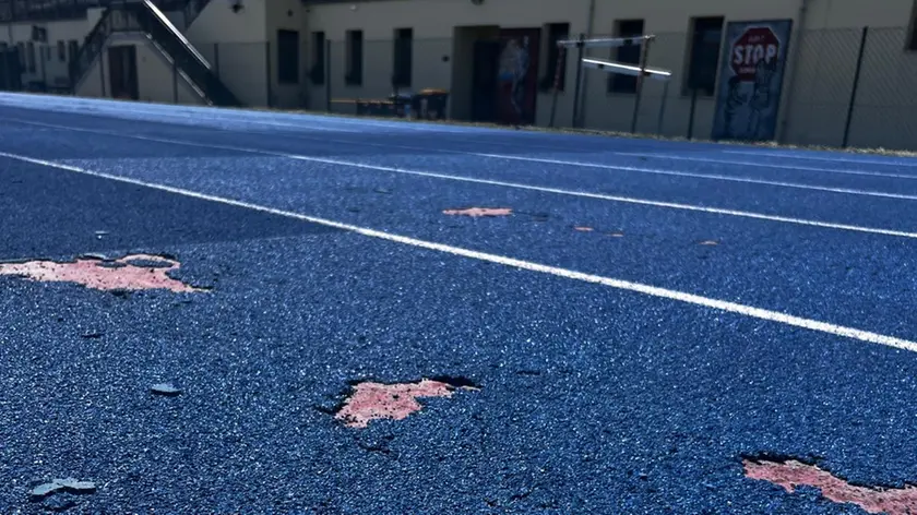 La pista di atletica di Padova è piena di buche
