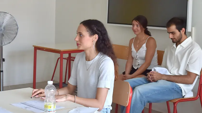 Miriam Saadi, 21 anni, durante l’esame di Maturità che ha sostenuto all’istituto Stringher di Udine foto petrussi