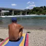 Un bagnante nella spiaggia del Brenta a Campo San Martino