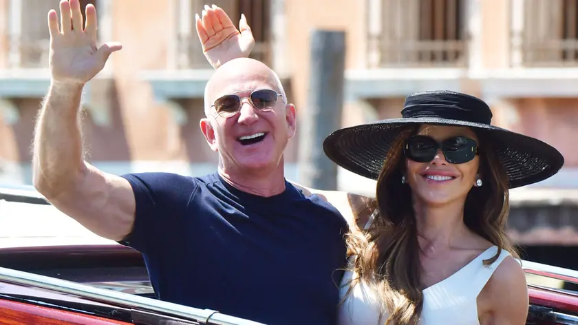 Jeff Bezos e Lauren Sanchez lasciano Venezia dopo le nozze