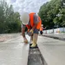 Un operaio al lavoro in un cantiere