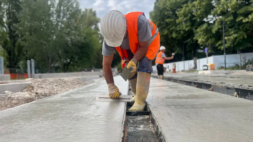 Un operaio al lavoro in un cantiere