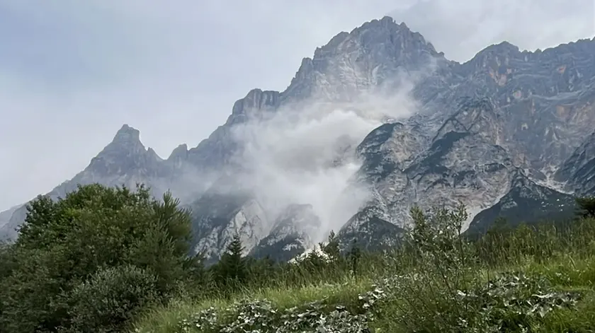 Un nuovo distacco di materiale polveroso dalla croda Marcora sopra San Vito di Cadore