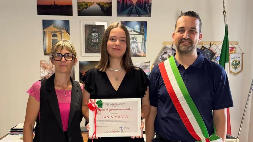 Marta Zanin premiata da sindaco e vicesindaca d Campolongo Maggiore