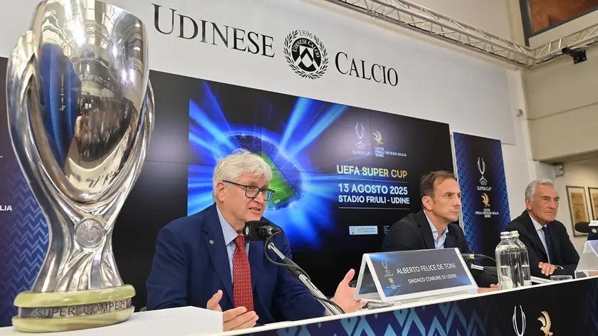 Da sinistra De Toni, Fedriga e Gravina, alla presentazione dell Supercoppa a Udine
