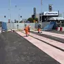 Operai al lavoro sotto il sole nel cantiere del tram a Padova