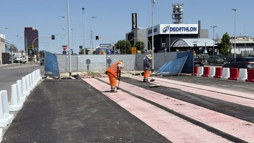 Operai al lavoro sotto il sole nel cantiere del tram a Padova