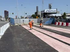 Operai al lavoro sotto il sole nel cantiere del tram a Padova