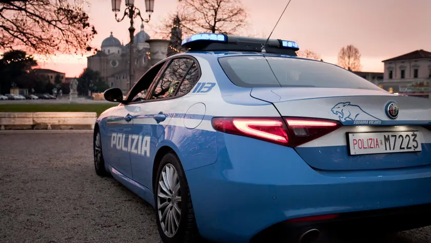 Un'auto della polizia a Padova. Arrestato un ladro 5 anni dopo il furto