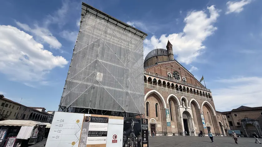 La statua del Gattamelata coperta dalle impalcature in piazza del Santo (foto Bianchi)