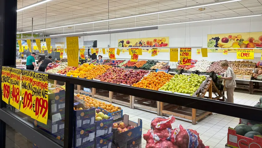 Il negozio Maxifrutta di via Ansuino da Forlì ha riaperto
