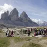 Una folla di turisti ai piedi delle Tre Cime