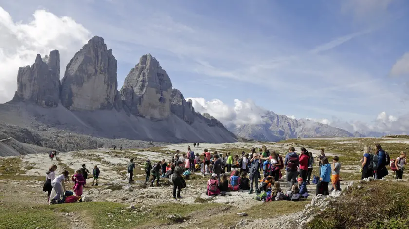 Una folla di turisti ai piedi delle Tre Cime