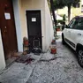 L’ingresso della villetta e il sangue del ragioniere commercialista rimasto ferito