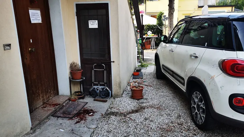 L’ingresso della villetta e il sangue del ragioniere commercialista rimasto ferito