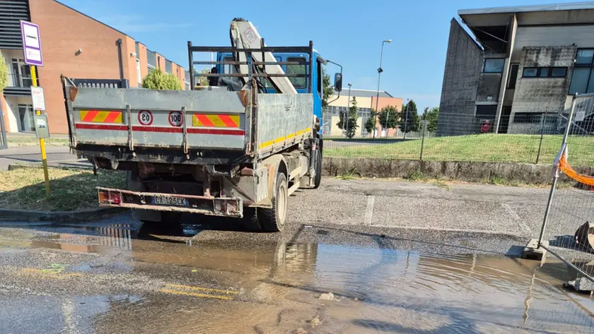 Este, perforazione per la fibra danneggia tubazione: mezza città senz’acqua per ore