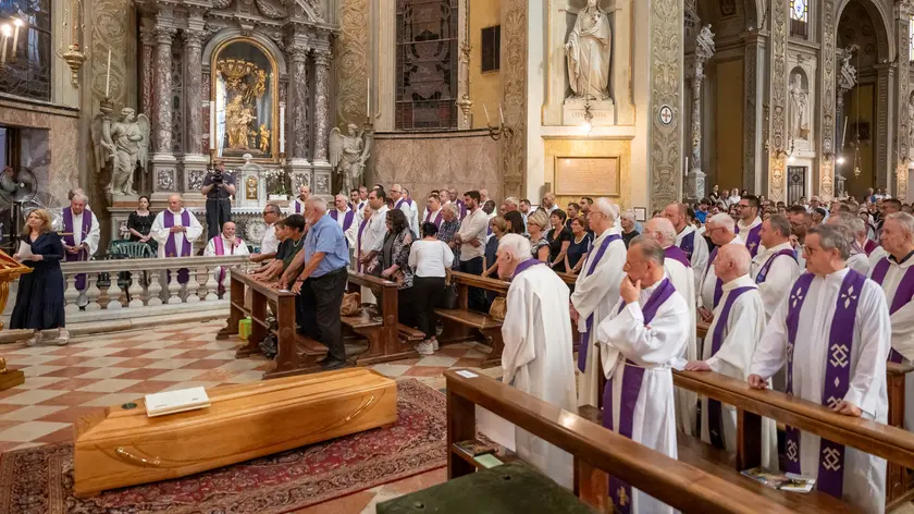 Un momento del funerale (foto Zangirolami)