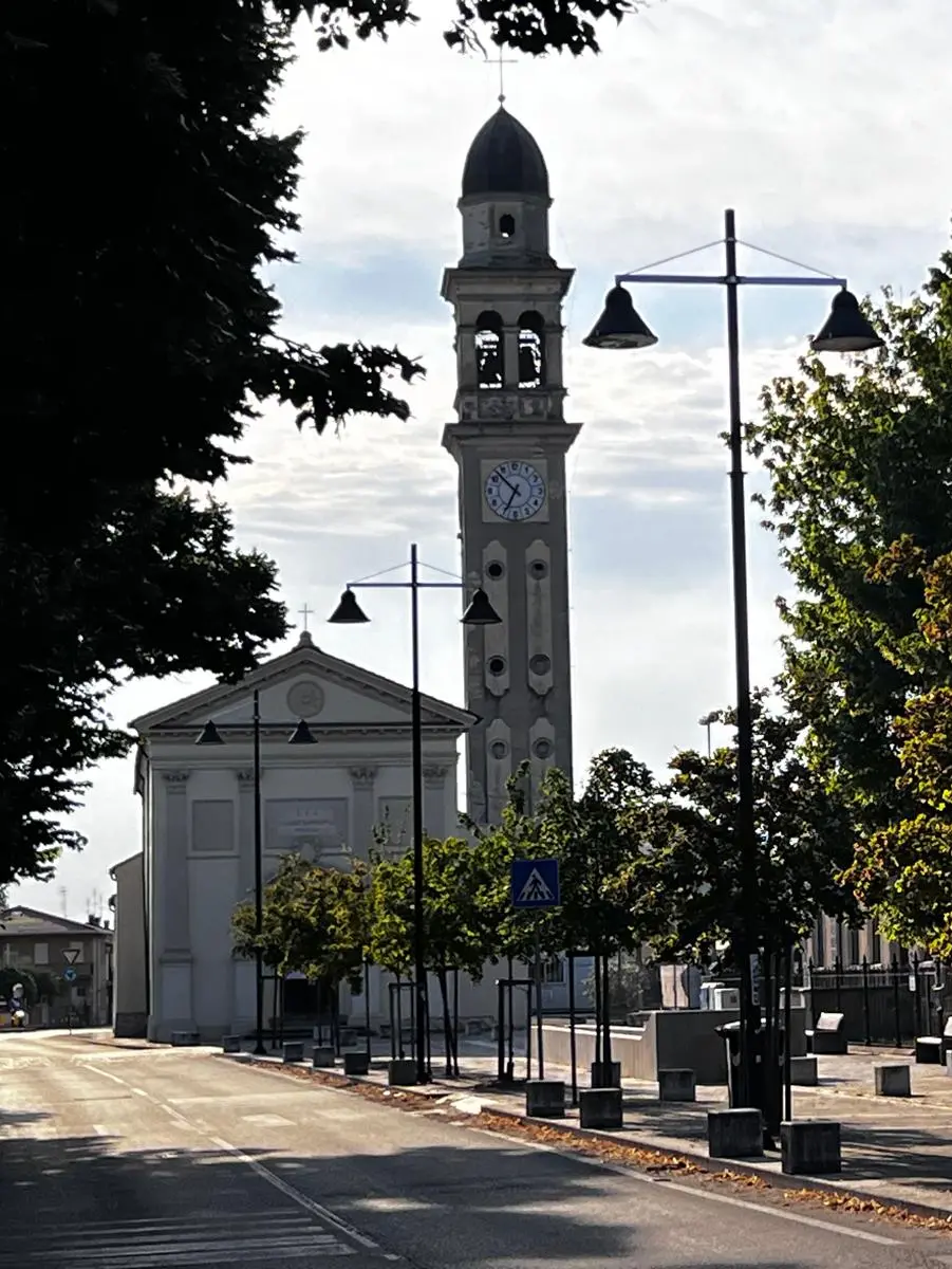 La chiesa e il campanile del centro di Salboro