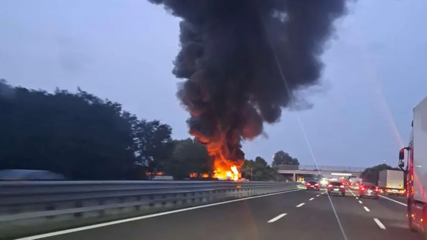 L'incendio a Villafranca, vicino all'autostrada (foto sindaco di Limena)