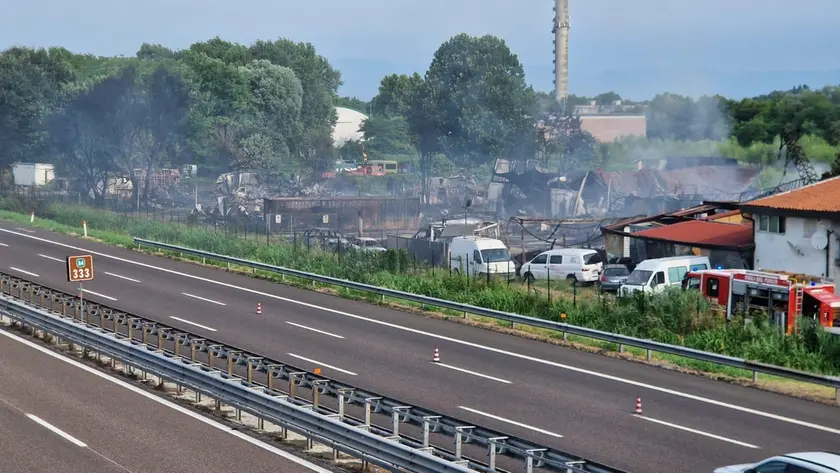 Il capannone completamente distrutto dalle fiamme