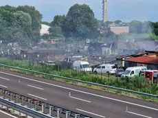 Il capannone completamente distrutto dalle fiamme