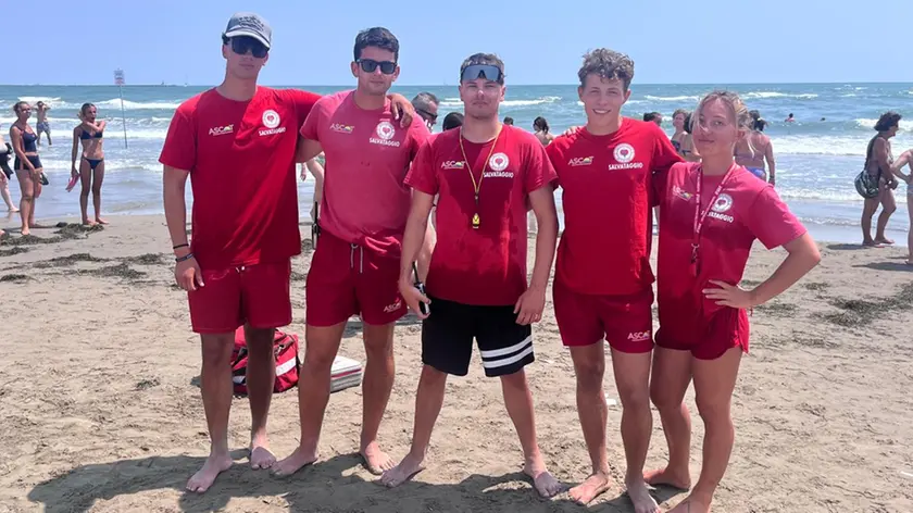 Jesolo, 19enne padovana rischia di annegare