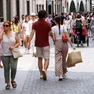 Padovani e turisti hanno affollato le strade del centro per il primo giorno dei saldi estivi (foto Bianchi)