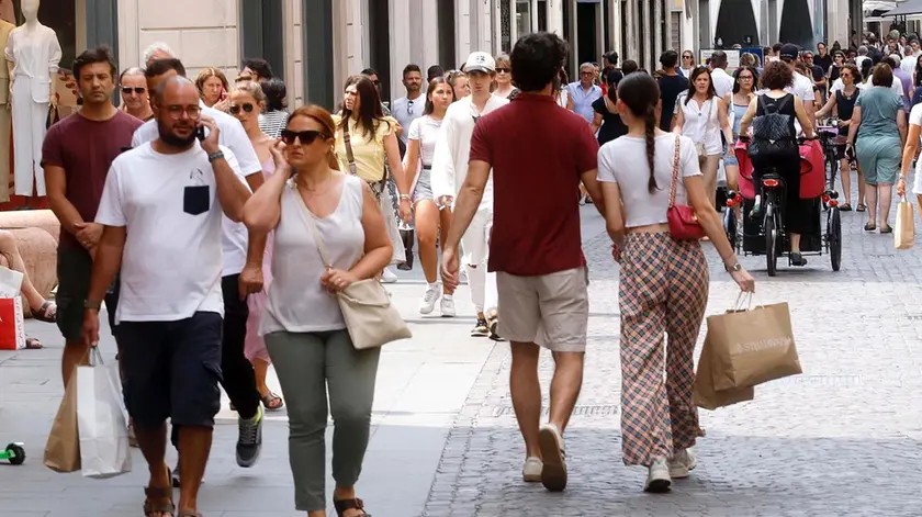 Padovani e turisti hanno affollato le strade del centro per il primo giorno dei saldi estivi (foto Bianchi)