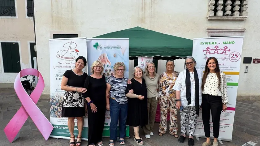 Le volontarie dell'associazione "Insieme per mano"