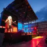 La cantante Patty Smith sul palco in piazza San Marco a Venezia (foto dal profilo Facebook del Comune di Venezia)