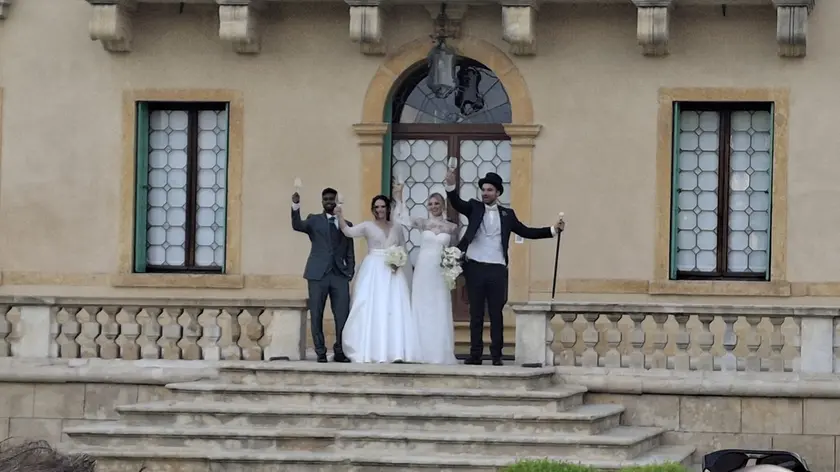 Da sinistra Jothibash con Giulia e Jennifer con Carlo, i due matrimoni nella stessa giornata